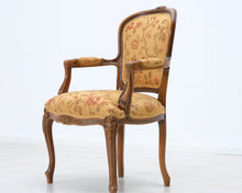 Ladda upp bild till gallerivisning, Nojatuoli kukallisella verhoilulla
