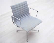 Lataa kuva Galleria-katseluun, Vitra Aluminium Chair EA 107 tuoli vaaleansininen
