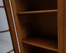 Load image into Gallery viewer, Puinen vitriinikaappi
