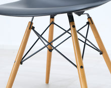 Lataa kuva Galleria-katseluun, Vitra Eames DSW tuoli musta / vaahtera
