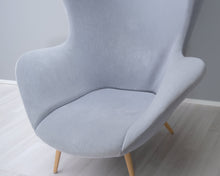 Ladda upp bild till gallerivisning, Ateljé Sotamaa The Happy Chair nojatuoli harmaa
