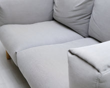 Lataa kuva Galleria-katseluun, Muuto Rest 2-istuttava kangassohva vaaleanharmaa
