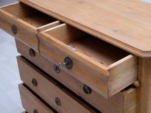 Ladda upp bild till gallerivisning, Puinen lipasto
