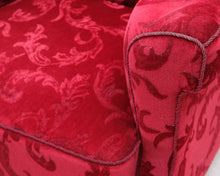 Lataa kuva Galleria-katseluun, 1940-luvun nojatuoli punaisella verhoilulla
