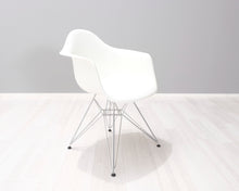 Lataa kuva Galleria-katseluun, Vitra Eames DAR tuoli valkoinen
