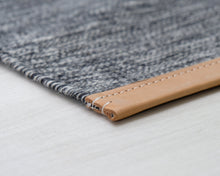 Lataa kuva Galleria-katseluun, Design House Stockholm villamatto 301 x 204 cm tummanharmaa
