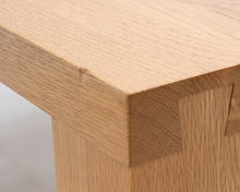 Lataa kuva Galleria-katseluun, Solid Furniture ruokapöytä
