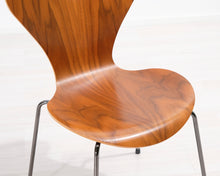 Lataa kuva Galleria-katseluun, Fritz Hansen Series 7 tuoli pähkinä

