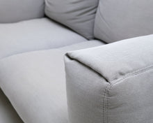 Lataa kuva Galleria-katseluun, Muuto Rest 2-istuttava kangassohva vaaleanharmaa

