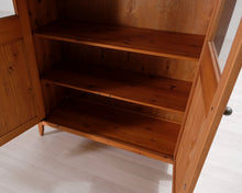 Lataa kuva Galleria-katseluun, Mayflower Collection vitriinikaappi

