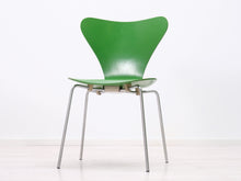 Lataa kuva Galleria-katseluun, Fritz Hansen Series 7 tuoli vihreä
