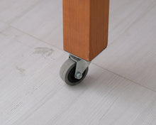 Load image into Gallery viewer, Sope kirsikkapuinen pöytä
