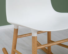 Ladda upp bild till gallerivisning, Normann Copenhagen Form keinutuoli valkoinen
