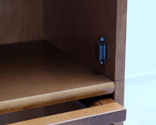 Load image into Gallery viewer, Asko Aspö hyllystö lasiovilla ruskea

