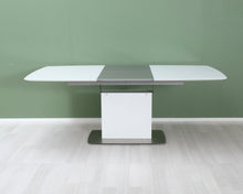 Load image into Gallery viewer, BoConcept ruokapöytä lasilevyllä valkoinen
