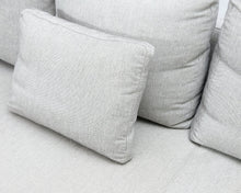 Lataa kuva Galleria-katseluun, BoConcept Istra 3-istuttava kangassohva vaaleanharmaa
