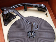 Load image into Gallery viewer, Vintage radiokaappi ruskea

