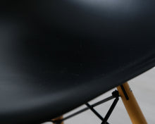 Lataa kuva Galleria-katseluun, Vitra Eames DSW tuoli musta / vaahtera
