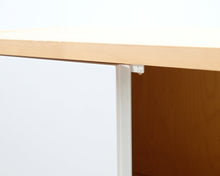 Lataa kuva Galleria-katseluun, Lipasto valkoisilla ovilla
