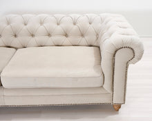 Load image into Gallery viewer, Chesterfield 3-istuttava sohva beige
