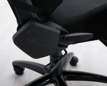 Ladda upp bild till gallerivisning, AKRacing Gaming Chair pelituoli musta

