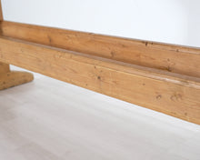 Load image into Gallery viewer, Puinen taloinpoikaispöytä
