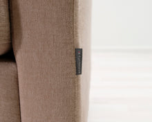 Load image into Gallery viewer, Furninova Charlie 3-istuttava kangassohva beige
