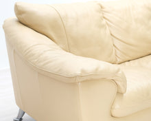 Lataa kuva Galleria-katseluun, Natuzzi 2-istuttava nahkasohva kermanvalkoinen
