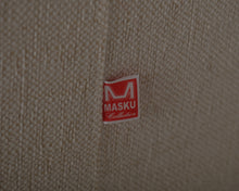 Load image into Gallery viewer, Pohjanmaan Sheraton 3-istuttava beige kangassohva
