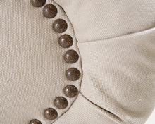 Load image into Gallery viewer, Chesterfield 3-istuttava sohva beige

