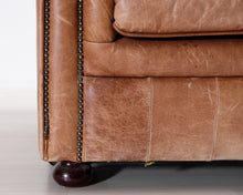 Lataa kuva Galleria-katseluun, 3-istuttava Chesterfield-tyylinen nahkasohva ruskea
