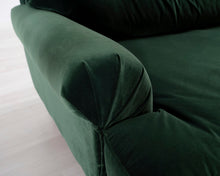 Load image into Gallery viewer, The Sofa Store Amelia 3-istuttava samettisohva vihreä
