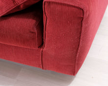 Lataa kuva Galleria-katseluun, Eilersen 3-istuttava kangassohva punainen
