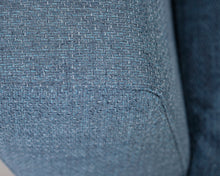 Lataa kuva Galleria-katseluun, 2-istuttava kangassohva sininen
