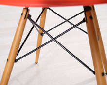 Lataa kuva Galleria-katseluun, DSW Vitra Eames tuoli oranssi
