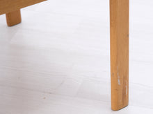 Load image into Gallery viewer, Puunrunkoinen pikkutuoli kangasverhoilulla

