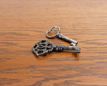 Load image into Gallery viewer, Liinavaatekaappi
