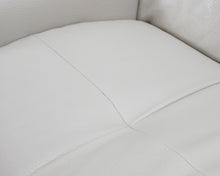 Lataa kuva Galleria-katseluun, Natuzzi Avana 2570 2,5-istuttava nahkasohva vaaleanharmaa
