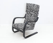 Ladda upp bild till gallerivisning, Artek 401 nojatuoli zebra-kankaalla

