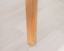 Load image into Gallery viewer, Jatkettava pöytä vaaleanpunaisella pöytälevyllä

