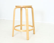 Load image into Gallery viewer, Artek Aalto 64 baarituoli
