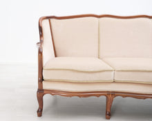 Lataa kuva Galleria-katseluun, Rokokootyylinen 3-istuttava kangassohva beige
