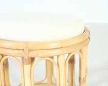 Lataa kuva Galleria-katseluun, Rottinkinen jakkara istuintyynyllä
