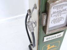 Lataa kuva Galleria-katseluun, Vintage John Deere polttoainepumppu kaappi
