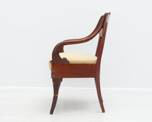 Ladda upp bild till gallerivisning, Mahonkinen nojatuoli beige
