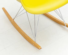 Lataa kuva Galleria-katseluun, Vitra Eames RAR keinutuoli
