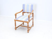 Lataa kuva Galleria-katseluun, Puurunkoinen nojatuoli raidallisella verhoilulla 1910-luku
