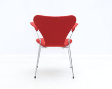 Lataa kuva Galleria-katseluun, Fritz Hansen Series 7 "Seiska" tuoli käsinojilla vintage

