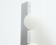 Load image into Gallery viewer, Lattiavalaisin kolmella valopallolla
