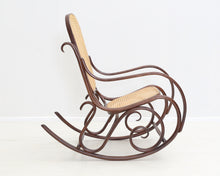 Ladda upp bild till gallerivisning, Thonet-tyylinen keinutuoli
